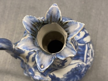 Un kendi en porcelaine de Chine en bleu et blanc en forme de grenade, Wanli