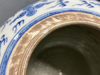 Deux pots en porcelaine de Chine en bleu et blanc &agrave; d&eacute;cor de dragons et ph&eacute;nix, Yongzheng