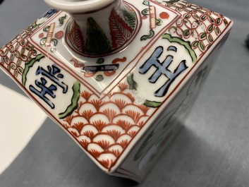 Een vierkante Japanse Ko-Imari fles voor sake, Edo, 18e eeuw