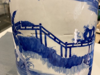 Un vase de forme rouleau en porcelaine de Chine en bleu et blanc, marque de Kangxi, 19/20&egrave;me