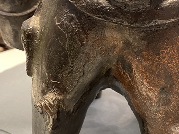 Een grote Chinese bronzen wierookbrander in de vorm van een leeuw, Ming