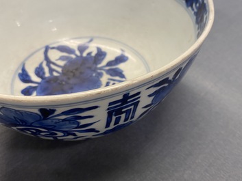 Un bol &agrave; d&eacute;cor 'Shou' en porcelaine de Chine en bleu et blanc, marque 'Shen de tang bo gu zhi', Kangxi