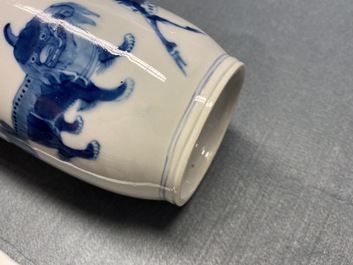 Une paire de vases de forme rouleau et un vase en forme de poire en porcelaine de Chine en bleu et blanc, 19/20&egrave;me