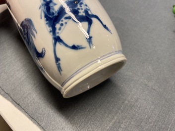 Une paire de vases de forme rouleau et un vase en forme de poire en porcelaine de Chine en bleu et blanc, 19/20&egrave;me