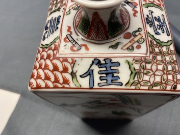 Een vierkante Japanse Ko-Imari fles voor sake, Edo, 18e eeuw