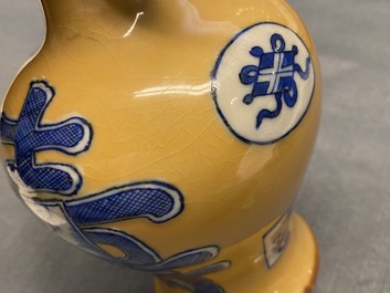 Een Chinese blauw-witte vaas met zeemleer fondkleur, Jiajing merk, Kangxi
