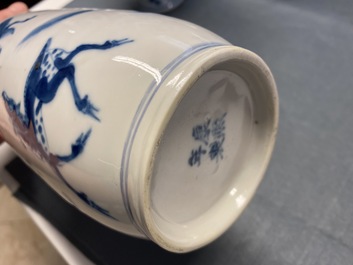 Een paar Chinese blauw-witte rouleau vazen met mythische dieren en een peervormige met een draak en een feniks, 19e eeuw