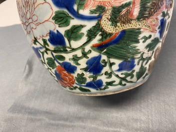 Un vase de forme rouleau et un br&ucirc;le-parfum en porcelaine de Chine wucai, &eacute;poque Transition