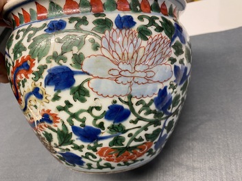 Un vase de forme rouleau et un br&ucirc;le-parfum en porcelaine de Chine wucai, &eacute;poque Transition