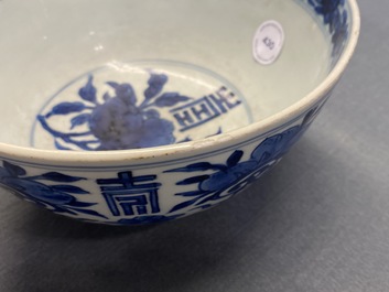 Een Chinese blauw-witte 'Shou' kom, 'Shen de tang bo gu zhi' merk, Kangxi
