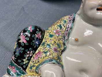 Une figure de Bouddha en porcelaine de Chine famille rose, marque en creux, R&eacute;publique