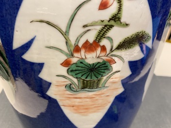 Un vase en porcelaine de Chine famille rose et un en famille verte &agrave; fond bleu poudr&eacute;, 19&egrave;me
