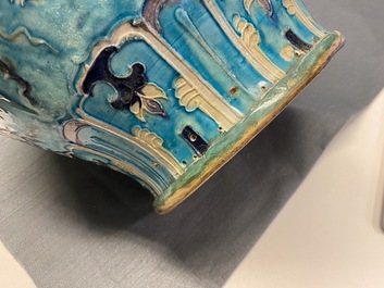Un vase en porcelaine de Chine fahua &agrave; d&eacute;cor de lions bouddhistes, Ming