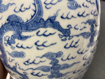 Deux pots en porcelaine de Chine en bleu et blanc &agrave; d&eacute;cor de dragons et ph&eacute;nix, Yongzheng