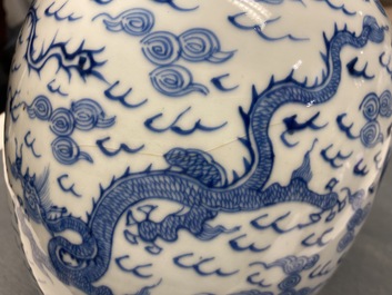 Deux pots en porcelaine de Chine en bleu et blanc &agrave; d&eacute;cor de dragons et ph&eacute;nix, Yongzheng