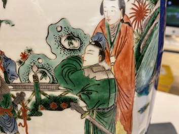 Un vase en porcelaine de Chine famille rose et un en famille verte &agrave; fond bleu poudr&eacute;, 19&egrave;me
