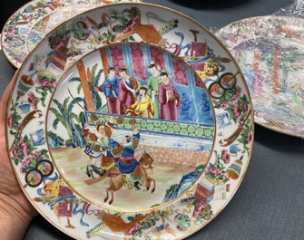 Cinq plates en porcelaine de Chine famille rose de Canton, 19&egrave;me