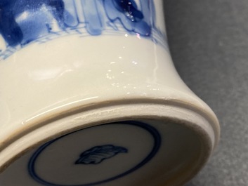 Un vase de forme 'meiping' en porcelaine de Chine en bleu et blanc &agrave; d&eacute;cor figuratif, Kangxi