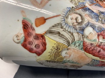Un vase en porcelaine de Chine famille rose &agrave; d&eacute;cor de luohan et d'animaux mythiques, 19/20&egrave;me