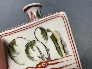 Une bouteille &agrave; sak&eacute; de forme carr&eacute;e en porcelaine Ko-Imari de Japon, Edo, 18&egrave;me
