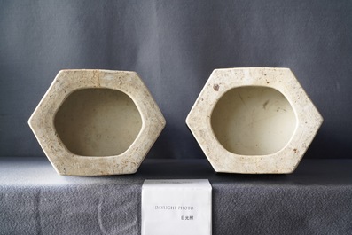 Une paire de vases de forme hexagonale en porcelaine de Chine qianjiang cai, 19/20&egrave;me