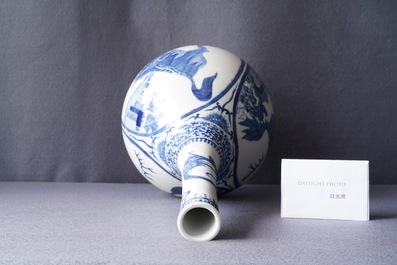 Een Chinese flesvormige blauw-witte vaas met kylins, 19e eeuw