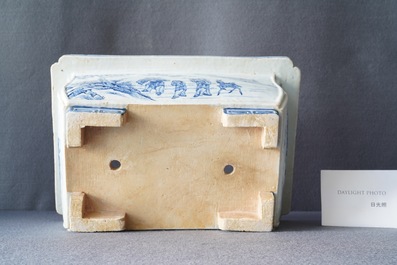 Une jardini&egrave;re de forme rectangulaire en porcelaine de Chine en bleu et blanc, Kangxi/Yongzheng