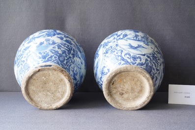 Deux vases couverts en porcelaine de Chine en bleu et blanc, Wanli