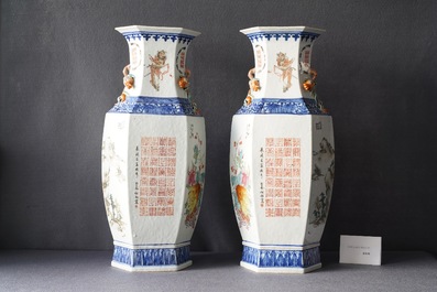 Une paire de vases de forme hexagonale en porcelaine de Chine qianjiang cai, 19/20&egrave;me