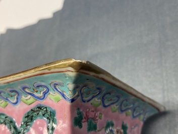 Un vase de forme carr&eacute;e en porcelaine de Chine famille rose, 19&egrave;me