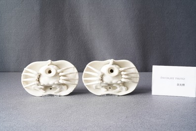 Une paire de compte-gouttes en forme de crabe en porcelaine blanc de Chine de Dehua, Kangxi