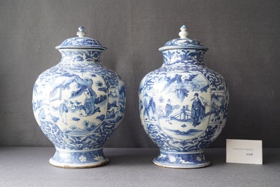 Deux vases couverts en porcelaine de Chine en bleu et blanc, Wanli