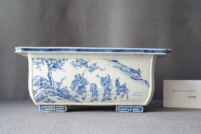 Een Chinese rechthoekige blauw-witte jardini&egrave;re, Kangxi/Yongzheng