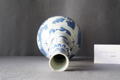 Een Chinese flesvormige blauw-witte vaas met figuren in een landschap, Transitie periode