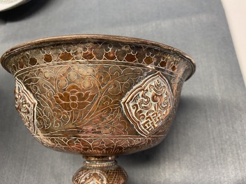 Une paire de bols d'autels en cuivre argent&eacute;, Tibet, 19/20&egrave;me