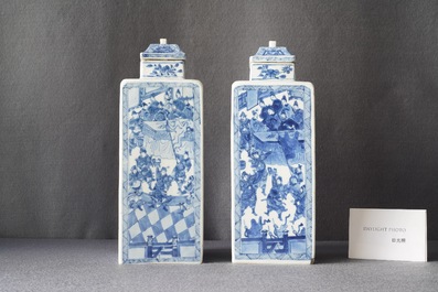 Une paire de vases couverts en porcelaine de Chine en bleu et blanc, Kangxi