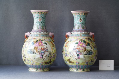 Een paar Chinese famille rose vazen, Qianlong merk, Republiek