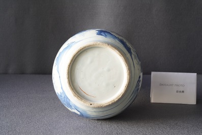 Un vase de forme bouteille en porcelaine de Chine en bleu et blanc, &eacute;poque Transition