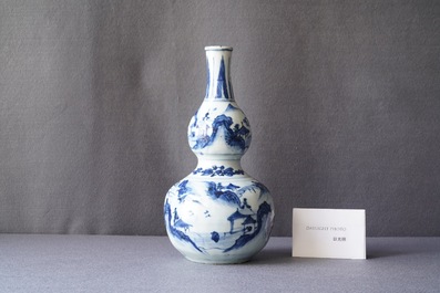 Un vase de forme double gourde en porcelaine de Chine en bleu et blanc, Wanli