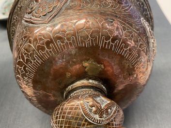 Une paire de bols d'autels en cuivre argent&eacute;, Tibet, 19/20&egrave;me