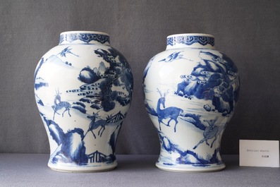 Een paar Chinese blauw-witte vazen met herten en kraanvogels, Kangxi