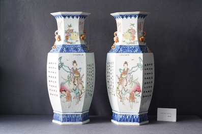 Une paire de vases de forme hexagonale en porcelaine de Chine qianjiang cai, 19/20&egrave;me