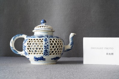 Une th&eacute;i&egrave;re couverte en porcelaine de Chine en bleu et blanc &agrave; double paroi ajour&eacute;e, &eacute;poque Transition