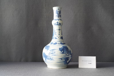 Un vase de forme bouteille en porcelaine de Chine en bleu et blanc, &eacute;poque Transition