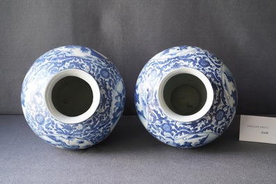 Twee Chinese blauw-witte dekselvazen, Wanli