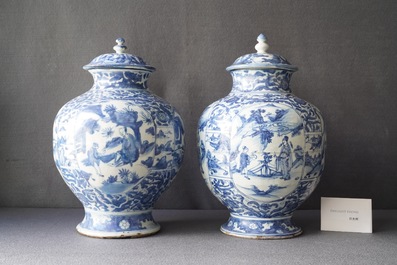 Deux vases couverts en porcelaine de Chine en bleu et blanc, Wanli