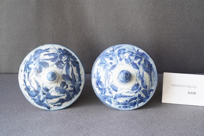 Deux vases couverts en porcelaine de Chine en bleu et blanc, Wanli