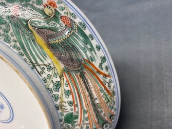 Une assiette en porcelaine de Chine famille verte &agrave; d&eacute;cor de deux ph&eacute;nix, Kangxi