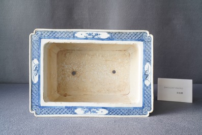 Une jardini&egrave;re de forme rectangulaire en porcelaine de Chine en bleu et blanc, Kangxi/Yongzheng