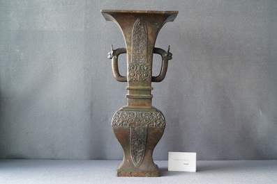 Een grote Chinese bronzen vaas, Qing